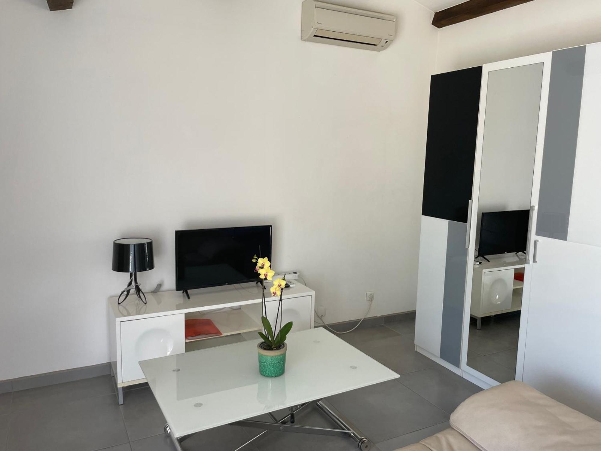 Studio Charmant Avec Terrasse Lançon-Provence Extérieur photo